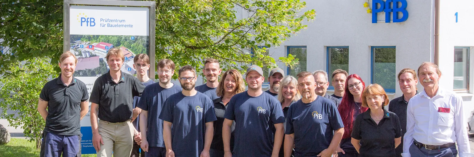 PfB-Team vor dem Prüfzentrum beim Leitungswechsel