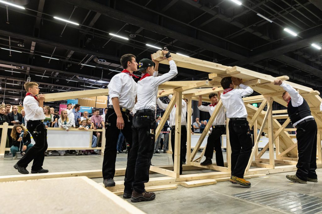 Holz 2022 | WorldSkills | Aufbau da vinci Brücke Holzbau Schweiz HOLZ Basel