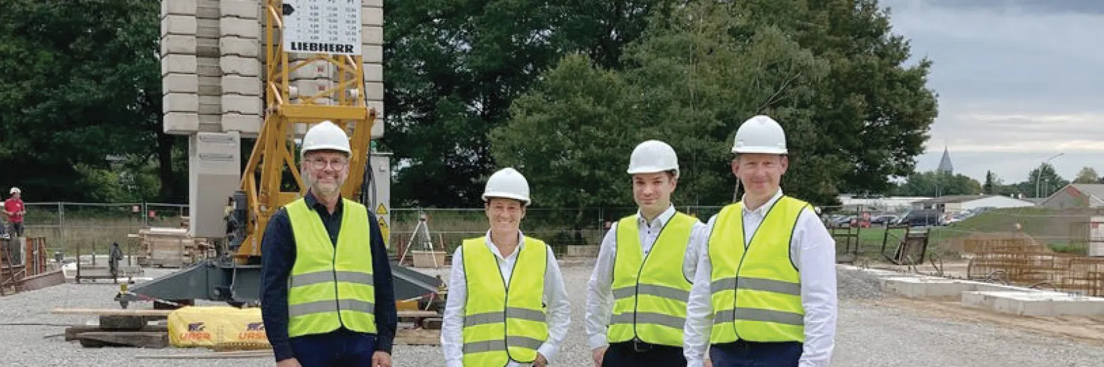 pfb-baustelle-verl Das DMT-Team im September 2023 auf der Baustelle in Verl. V.l.n.r.: Andreas Kruse, Standortleiter Lathen; Stefanie Steinmeier, Segmentleiterin brandtechnische Produktprüfung; Richard Mertens und Uwe Herbers, beide Projektleiter Neubau Verl.