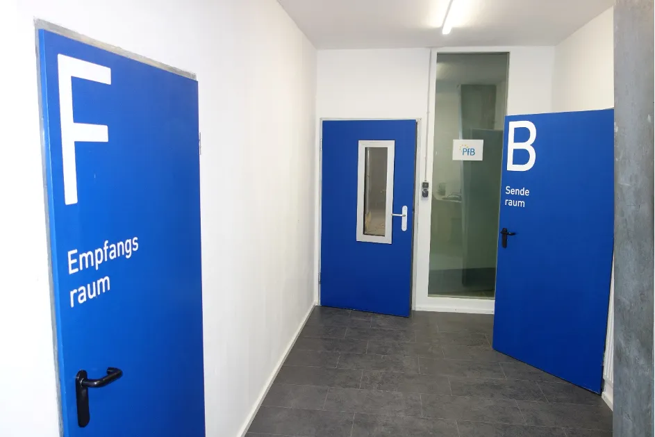 pfb-schallraeume-zugang Zugang zu den Schallprüfständen: Empfangs- und Senderaum
