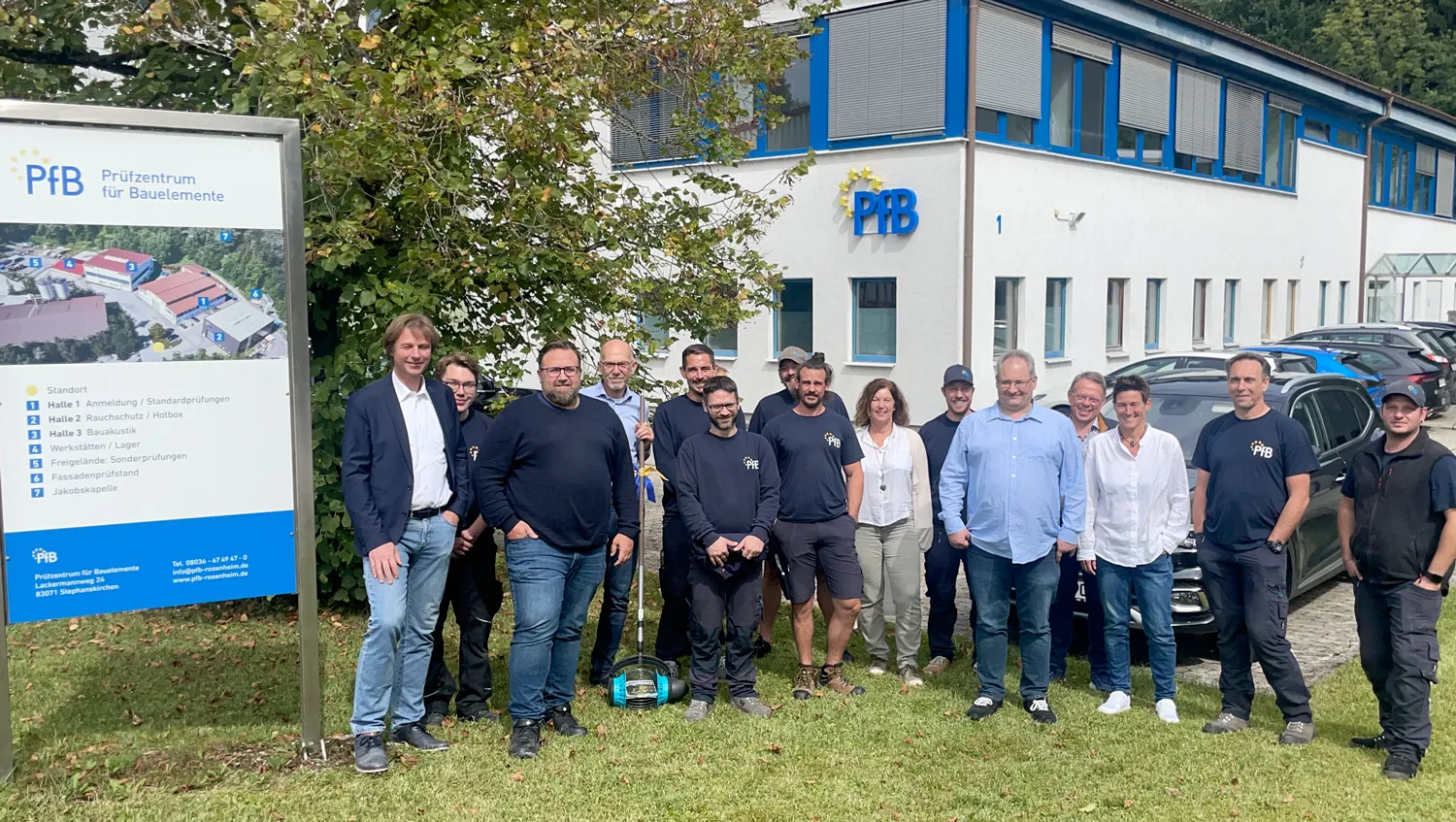 pfb-team-2025 Das PfB-Team 2025 vor dem Prüfzentrum in Stephanskirchen
